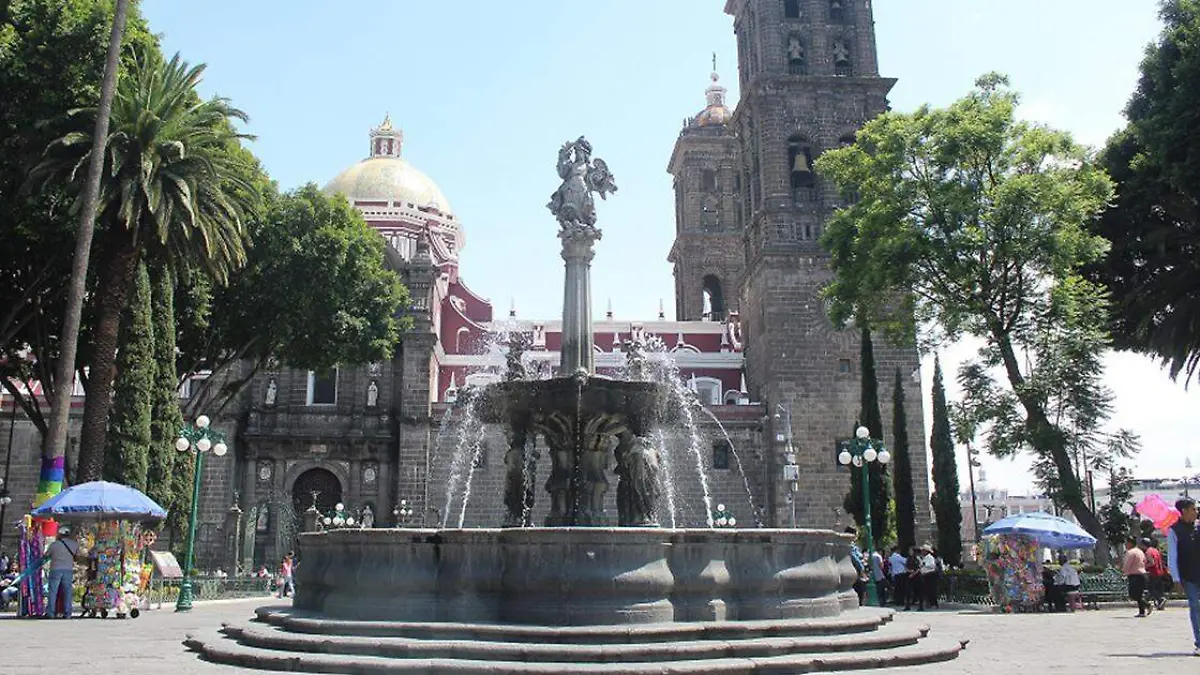 Quién no se ha tomado una fotografía en el Zócalos de Puebla, enmarcada por la fuente de San Miguel